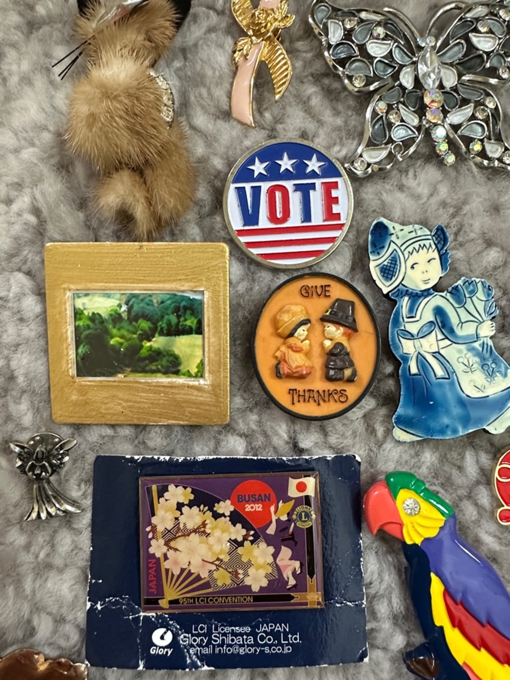 Eclectic Lot of Vintage Enamel, Wood, and Glass Brooches - Picture 4 of 5